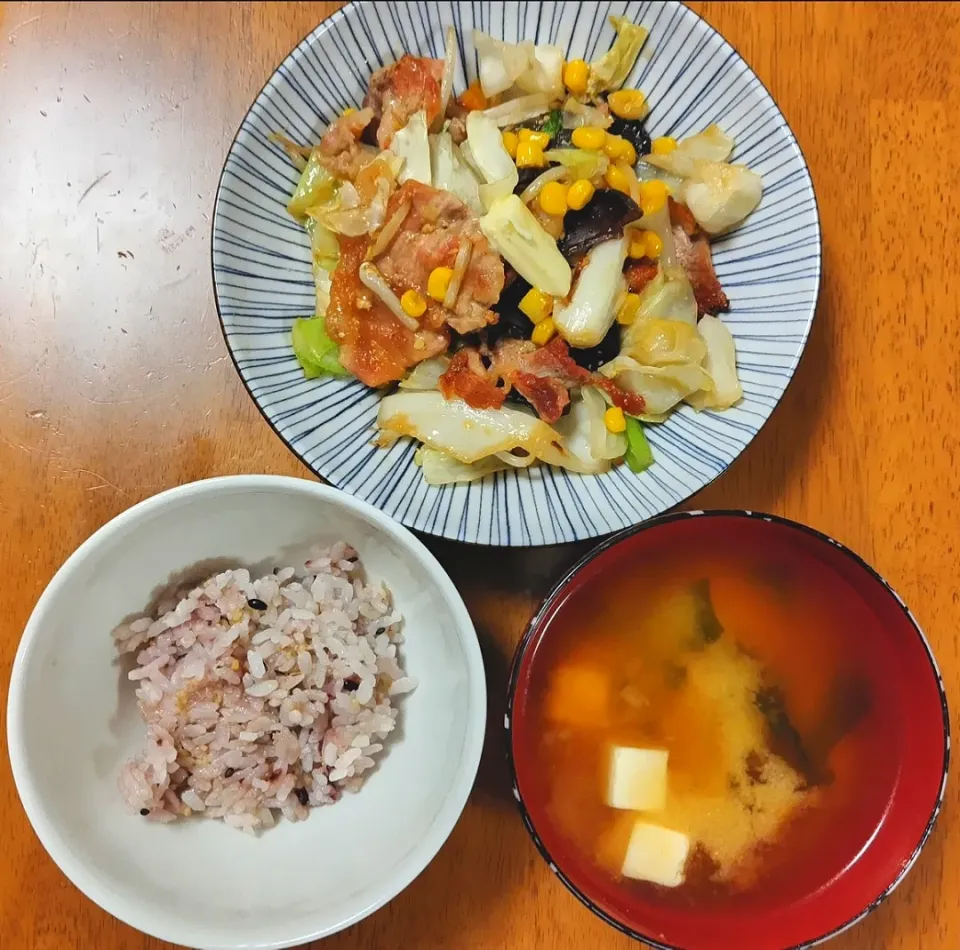 2023 0829　肉野菜味噌炒め　豆腐とわかめのお味噌汁|いもこ。さん