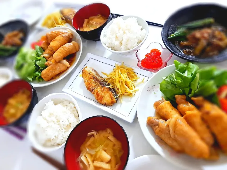 Snapdishの料理写真:夕食(,,>᎑<,,)
肉巻きポテト&サラダ🥗
ぶりともやしのカレー風味ソテー
茄子とオクラの煮浸し
筋子
おみそ汁(白菜、油揚げ)|プリン☆さん