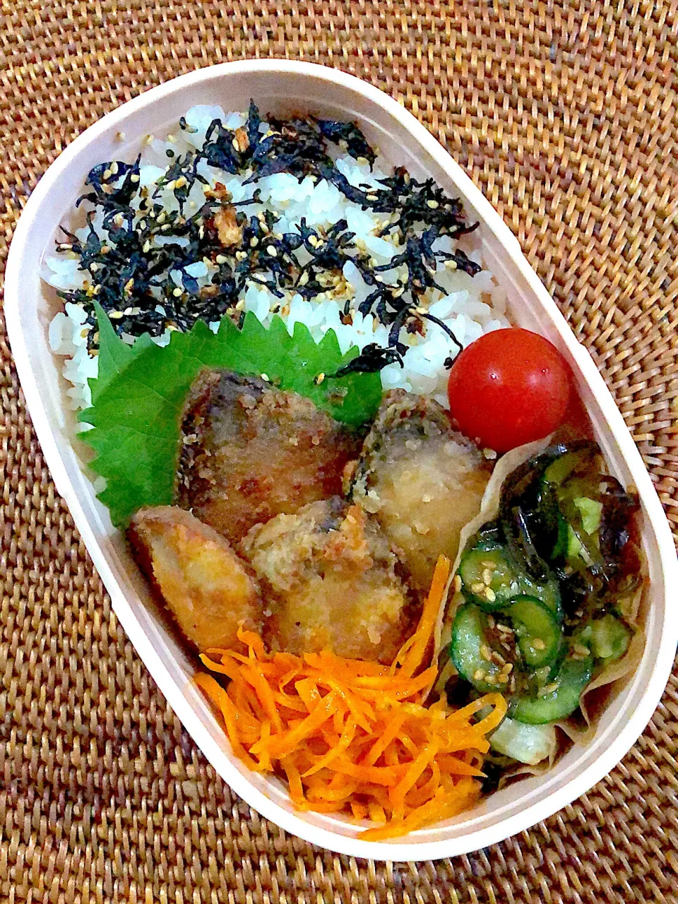 お弁当73日目　ブリの竜田揚げ　レタスときゅうりの塩昆布和え|mmmさん