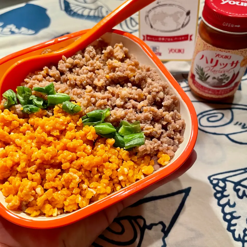 ハリッサ肉ソボロのミニ三色丼を片手にスポーツ観戦⚽️|koji toyodaさん