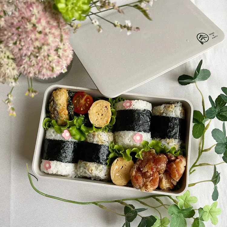 Snapdishの料理写真:9/8❤︎主人のおにぎり弁当🍙🌱|Makinsさん