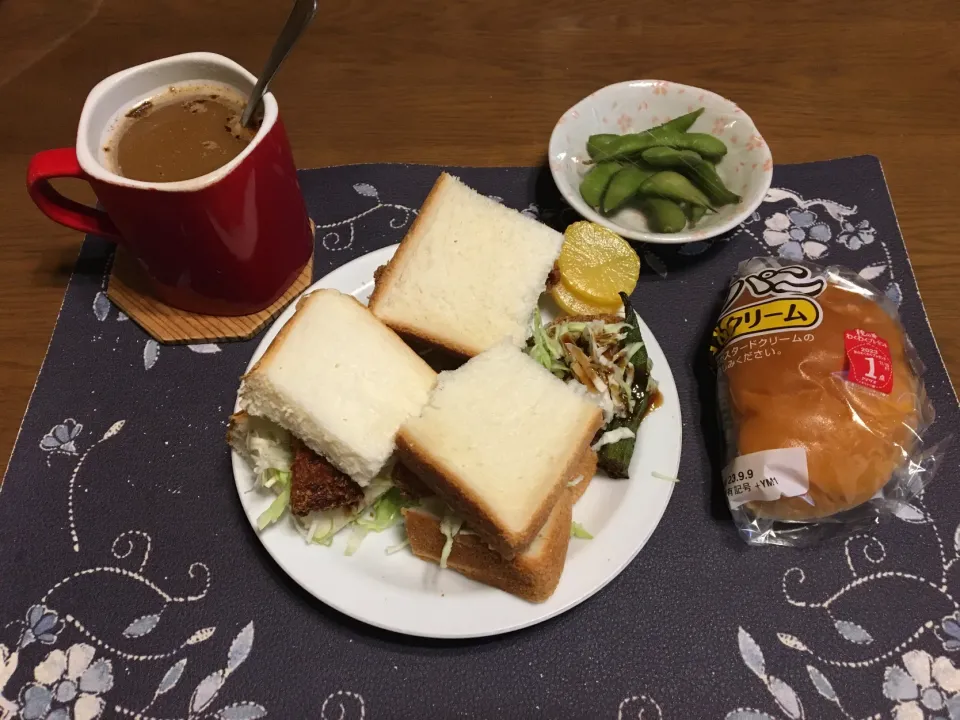 Snapdishの料理写真:カツサンド、メンチカツサンド、クリームパン、コロッケ、ホットコーヒー(昼飯)|enarinさん