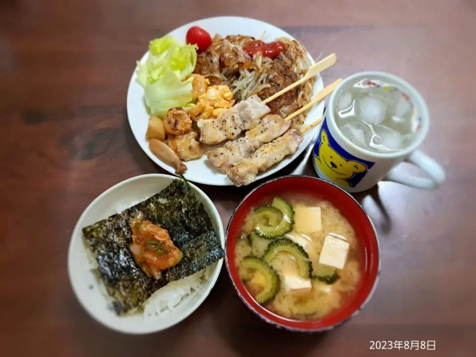 Snapdishの料理写真:2023年8月8日の晩ご飯
焼き鳥
もやしのカリトロ焼き
豆腐とゴーヤのお味噌汁
韓国海苔とイカキムチのご飯
焼酎水割り|ソラ♂のご飯さん