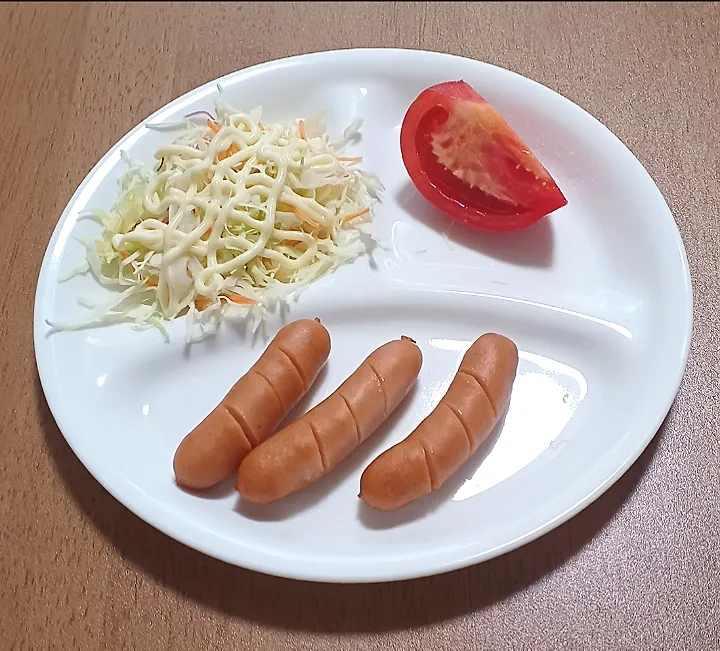 Snapdishの料理写真:お一人様の晩御飯
キャベツミックスサラダ
トマト
ウインナー
ご飯|ナナさん