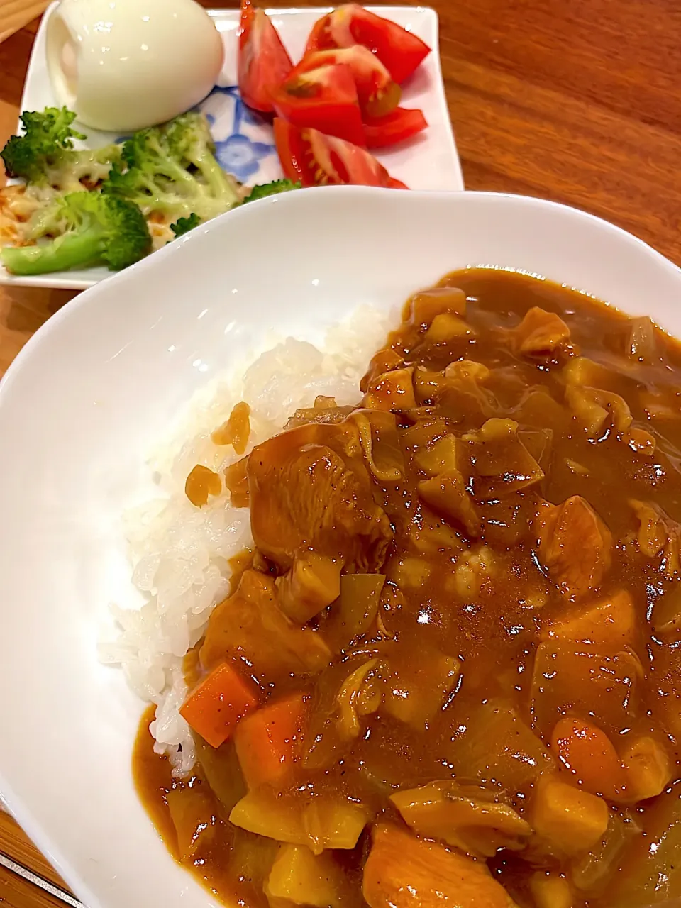 レンコンとチキンカレー　ゆで卵　トマト　チーズブロッコリー|とゆあさん