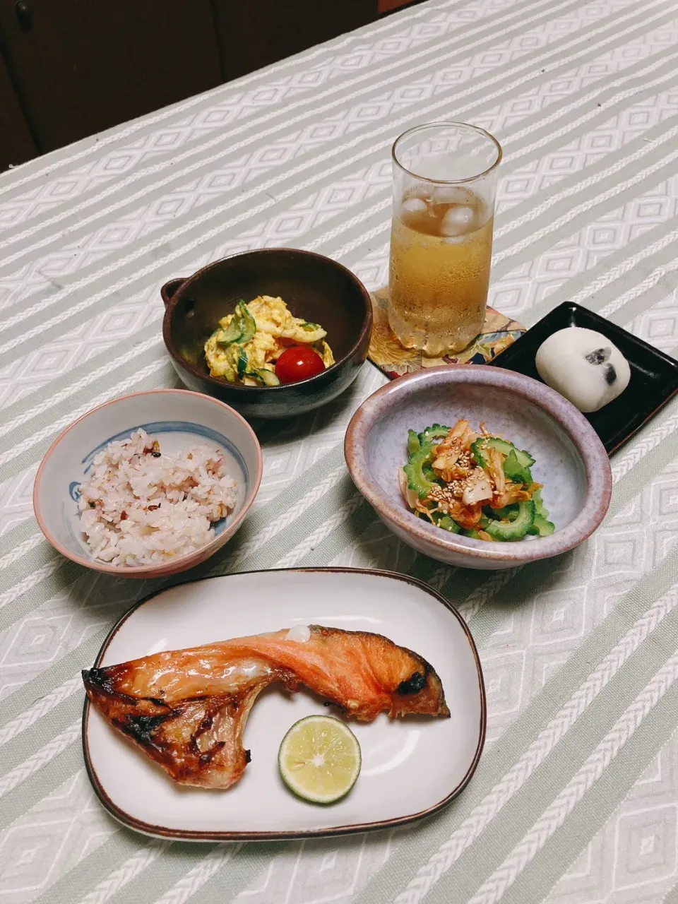 Snapdishの料理写真:grandmaの晩ごはん☆ 今夜は鮭のカマを焼いて、カボチャ🎃のサラダ､ゴーヤのキムチ和え…で頂きます|kaoriさん