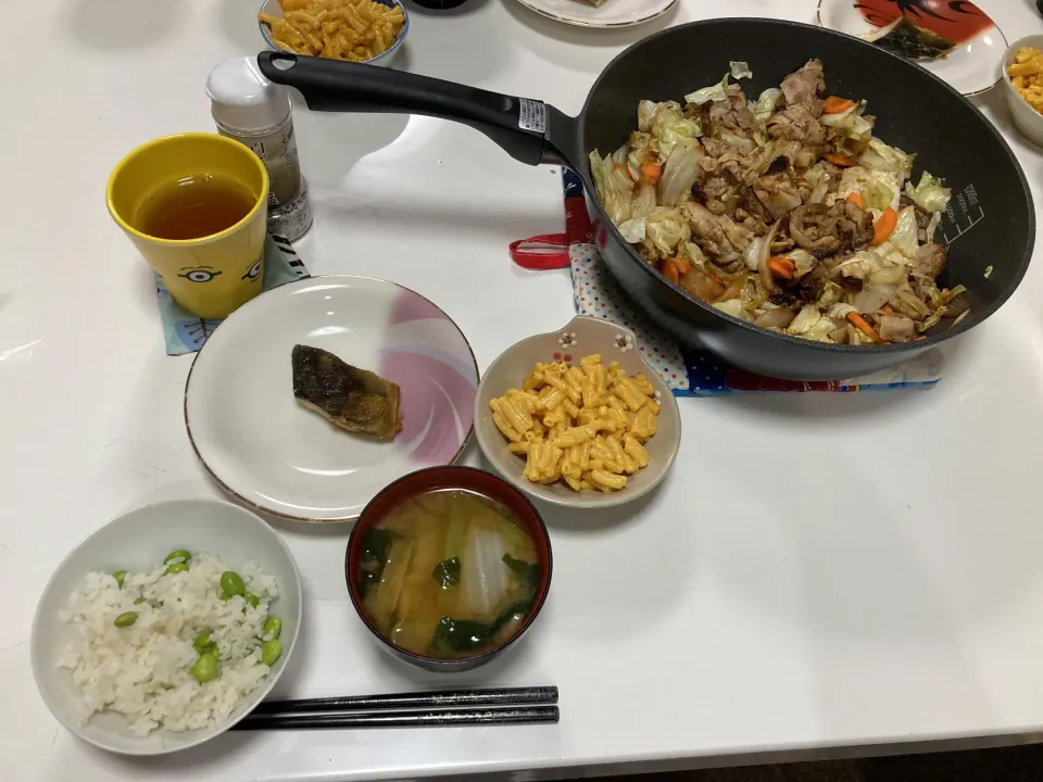 晩御飯☆野菜炒め☆チーズマカロニ☆ほっけ☆枝豆ご飯☆みそ汁（白菜・しめじ・小松菜）|Saharaさん