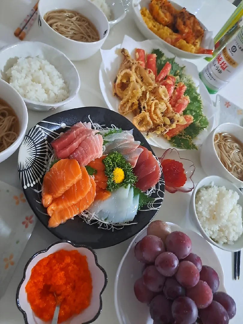 夕食(,,>᎑<,,)
お蕎麦
天ぷら(海老、カニカマ、かき揚げ、シソ、イカ)
お刺身(中トロ、赤身、イカ、鯛)
いくら、とびっこ
クイーン・ニーナ🍇|プリン☆さん