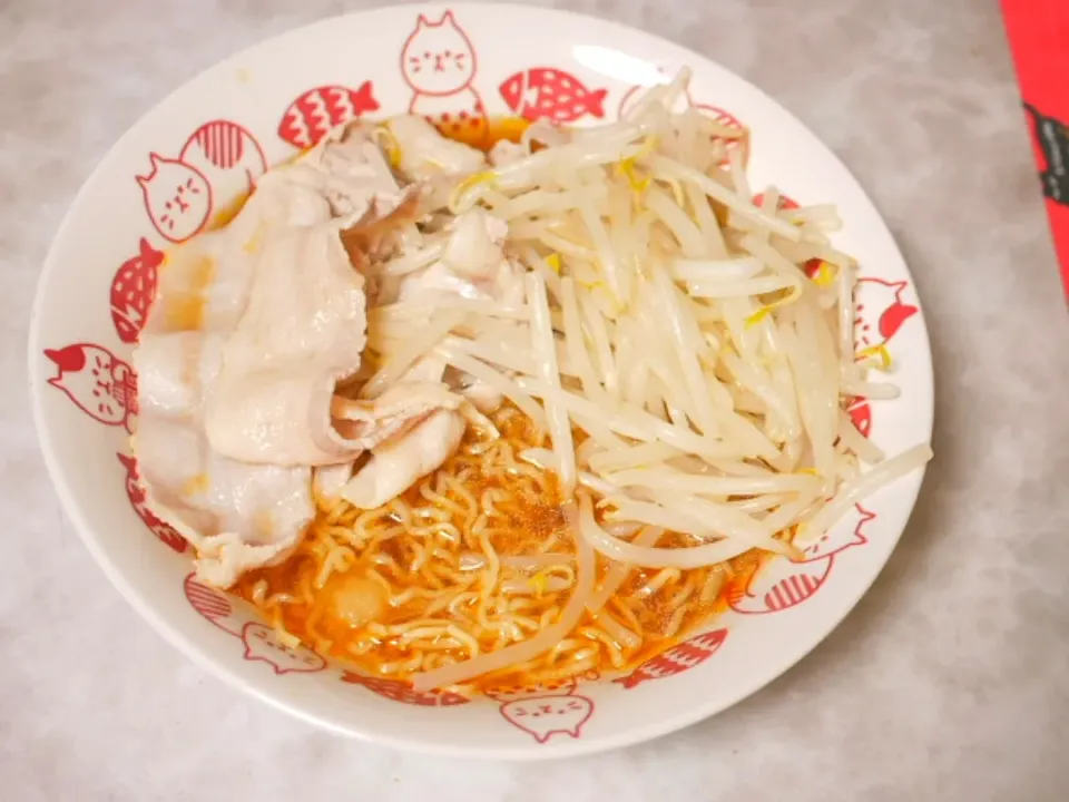 お家ラーメン✨
豚バラ肉ともやし乗せていただきます😆|深夜特急fさん