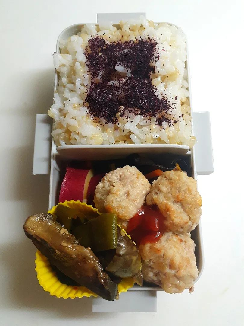 ☆中学生弁当☆玄米入りゆかりごはん、豆腐入りミートボール、蓮金平、薩摩芋レモン煮、茄子とピーマン甘辛|ｼｮｺﾗさん