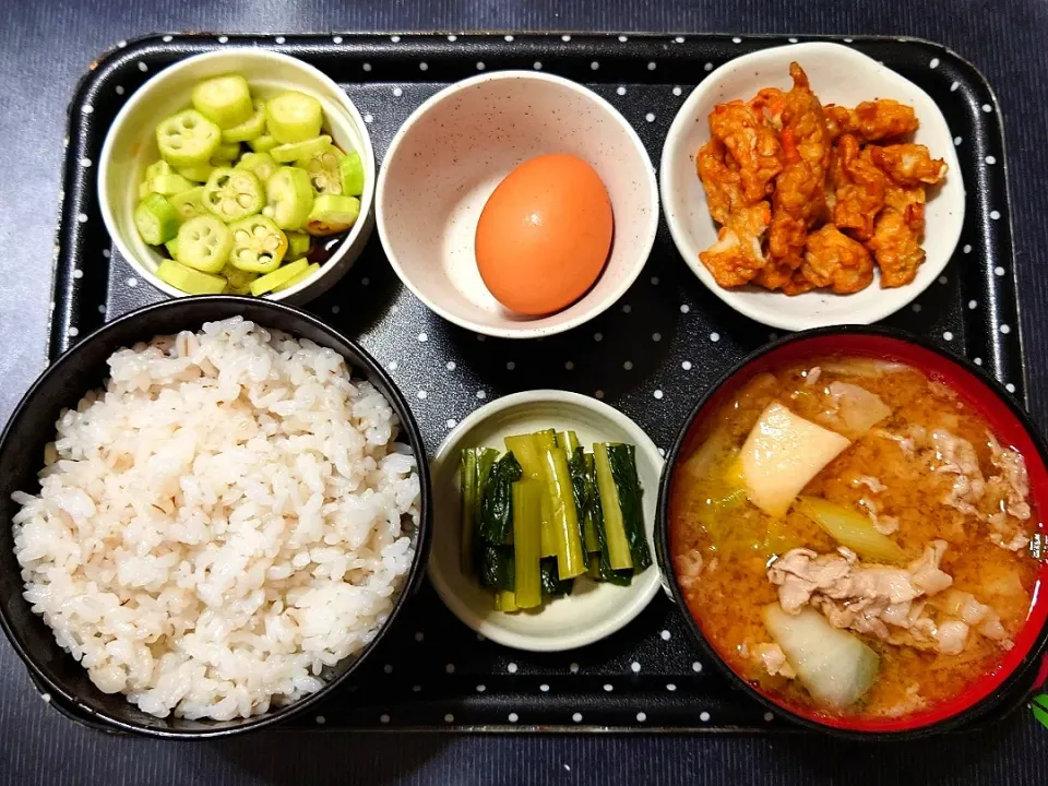 今日の朝ごはん（押麦ごはんに加賀揚、生卵、白おくらポン酢、豚汁、野沢菜漬）|Mars＠釜飯作り研究中さん