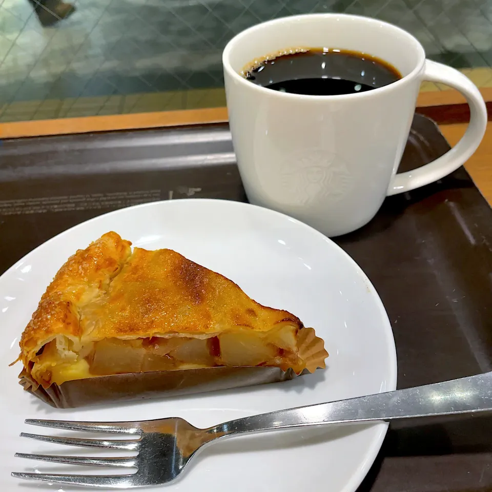 Snapdishの料理写真:青森県産紅玉のカスタードアップルパイ
ドリップコーヒー|T. Wonderさん