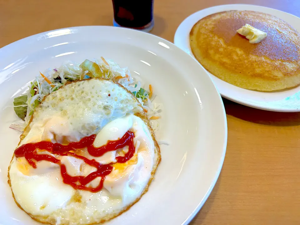 Snapdishの料理写真:ガスト　パンケーキ＆目玉焼きとサラダのセット|Tak@さん