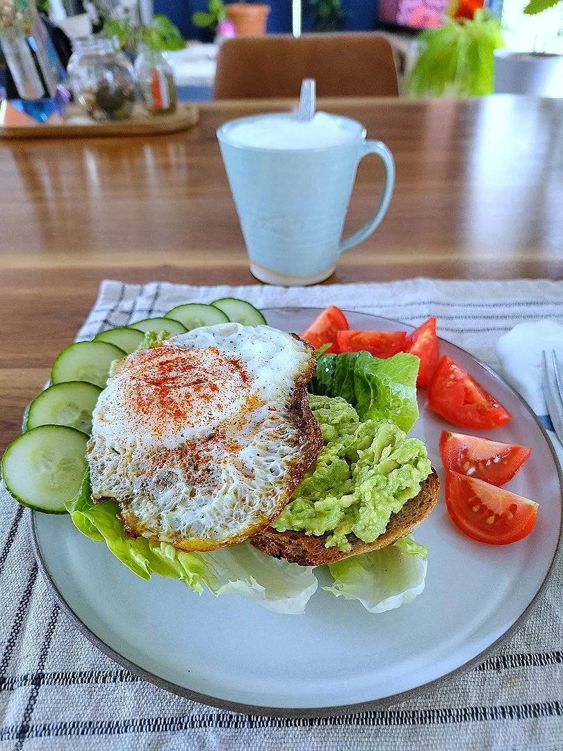 Avocado bread with an egg and vegetables|Vera Andrianova Forwerkさん