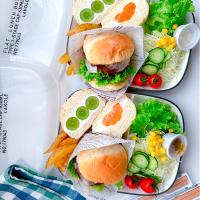 生姜焼きバーガーとフルーツサンド弁当