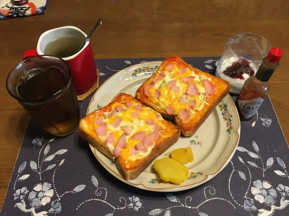 Snapdishの料理写真:ガーリックピザトースト、スープ、六条麦茶、カシスジャム入りヨーグルト(昼飯)|enarinさん