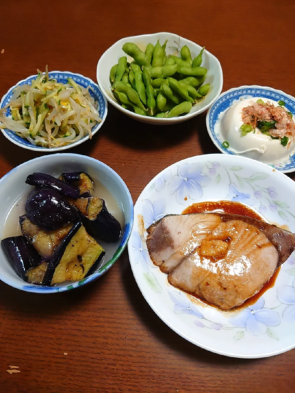 Snapdishの料理写真:ぶりの照焼き
茄子のみぞれ煮
枝豆
冷奴
もやしの中華和え|ぱやさん