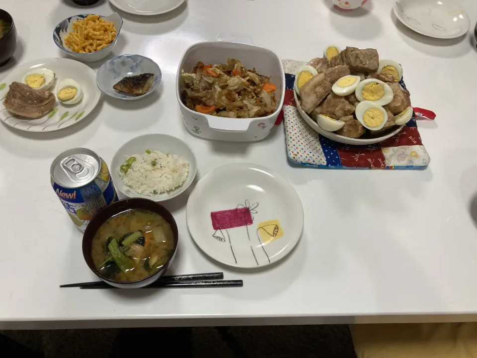 作り置きと残り物で晩御飯☆枝豆ご飯☆野菜炒め☆煮豚☆みそ汁（じゃが芋・玉葱・太ちくわ・小松菜）氷結！(^^)|Saharaさん