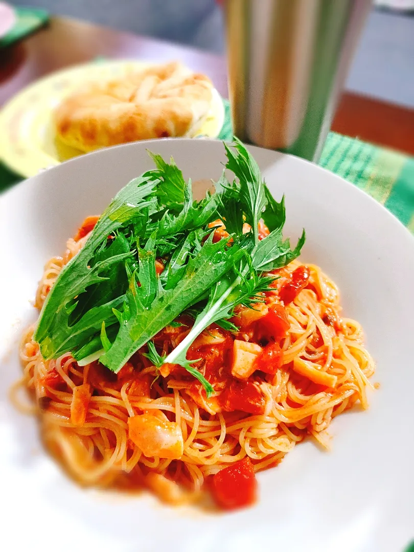 カッペリーニパスタでトマトとチキンの冷製パスタとフォカッチャ|mikeyさん