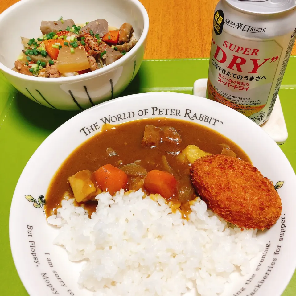 今夜は、ごく普通のカレー🍛にメンチカツをトッピング

あとは2日目のもつ煮込み😆|naoさん