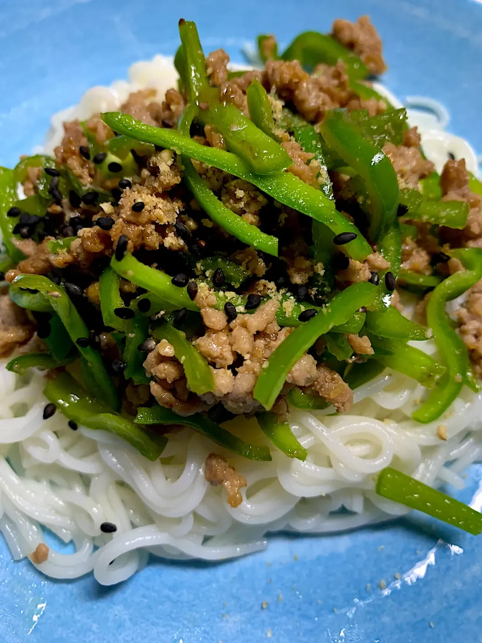 ピーマンと豚ひき肉のそうめん乗せ|🐶たぬとんキッチンさん