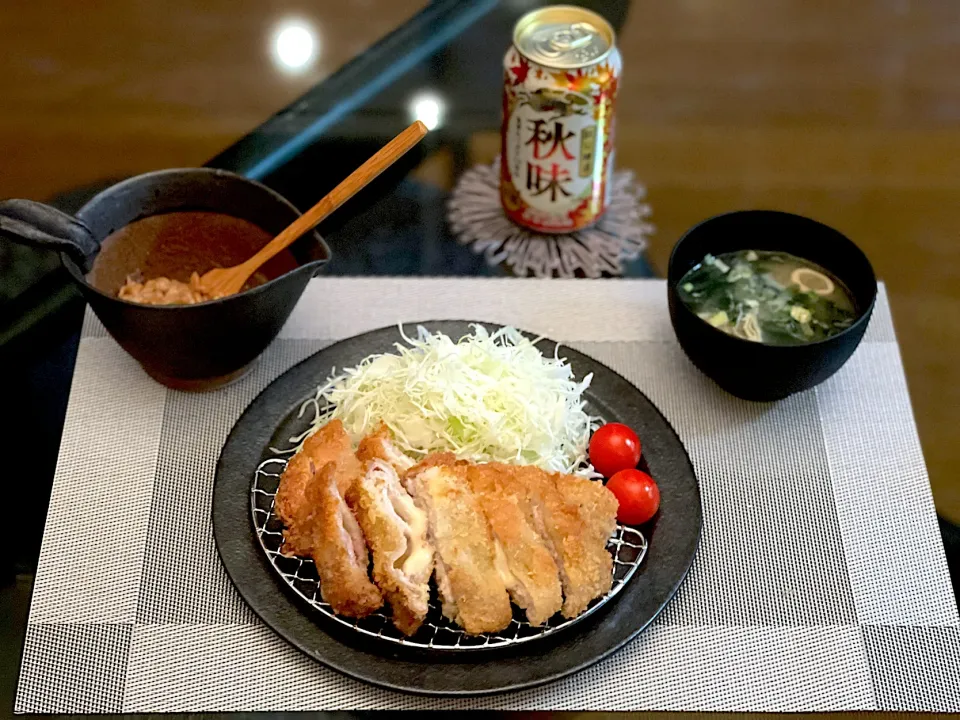 Snapdishの料理写真:今夜の娘の晩酌ご飯🍺🏮
⚫︎ミルフィーユチーズとんかつ
⚫︎山葵納豆
先日モニターで頂いたフリーズドライ顆粒みそで、お味噌汁✨|yokoさん