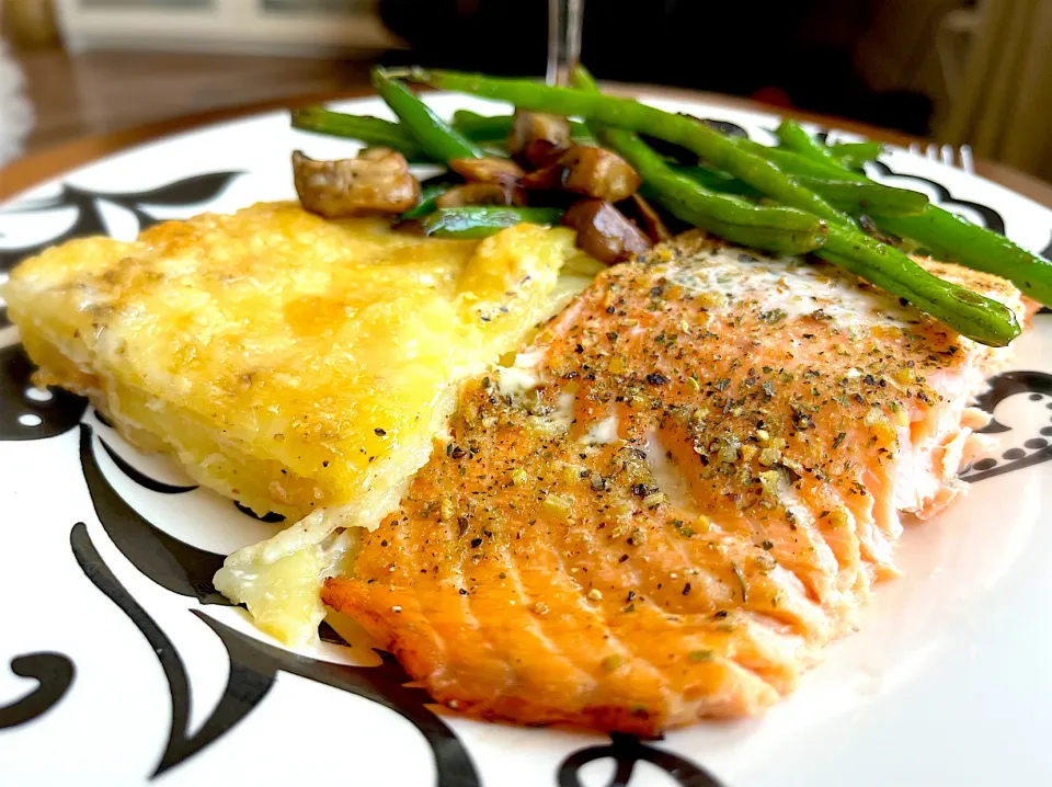 Broiled Salmon filet, gratin Dauphinois and green beans|Laki Maikaʻiさん