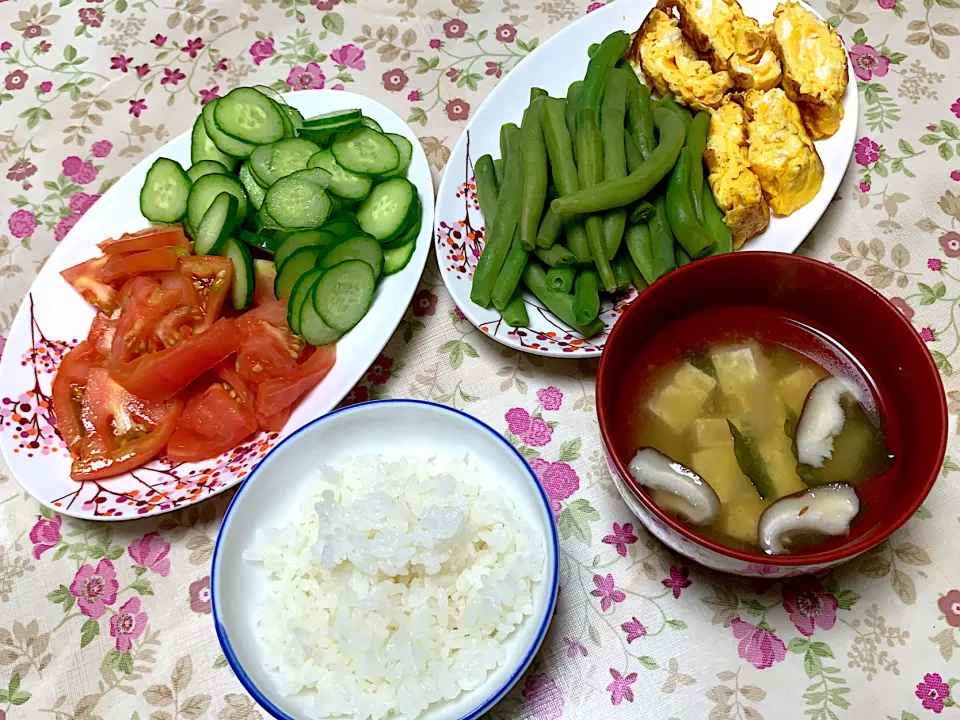 ご飯とサラダと卵焼きと味噌汁|あゆみさん