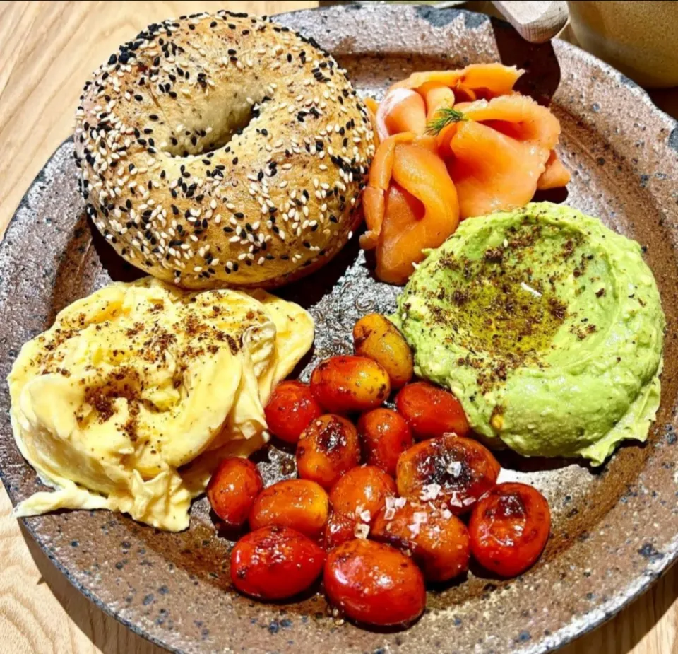 Snapdishの料理写真:Late Brunch in Sunday Afternoon 🥯🍳🍅🥑🐟🤤|An'leeさん