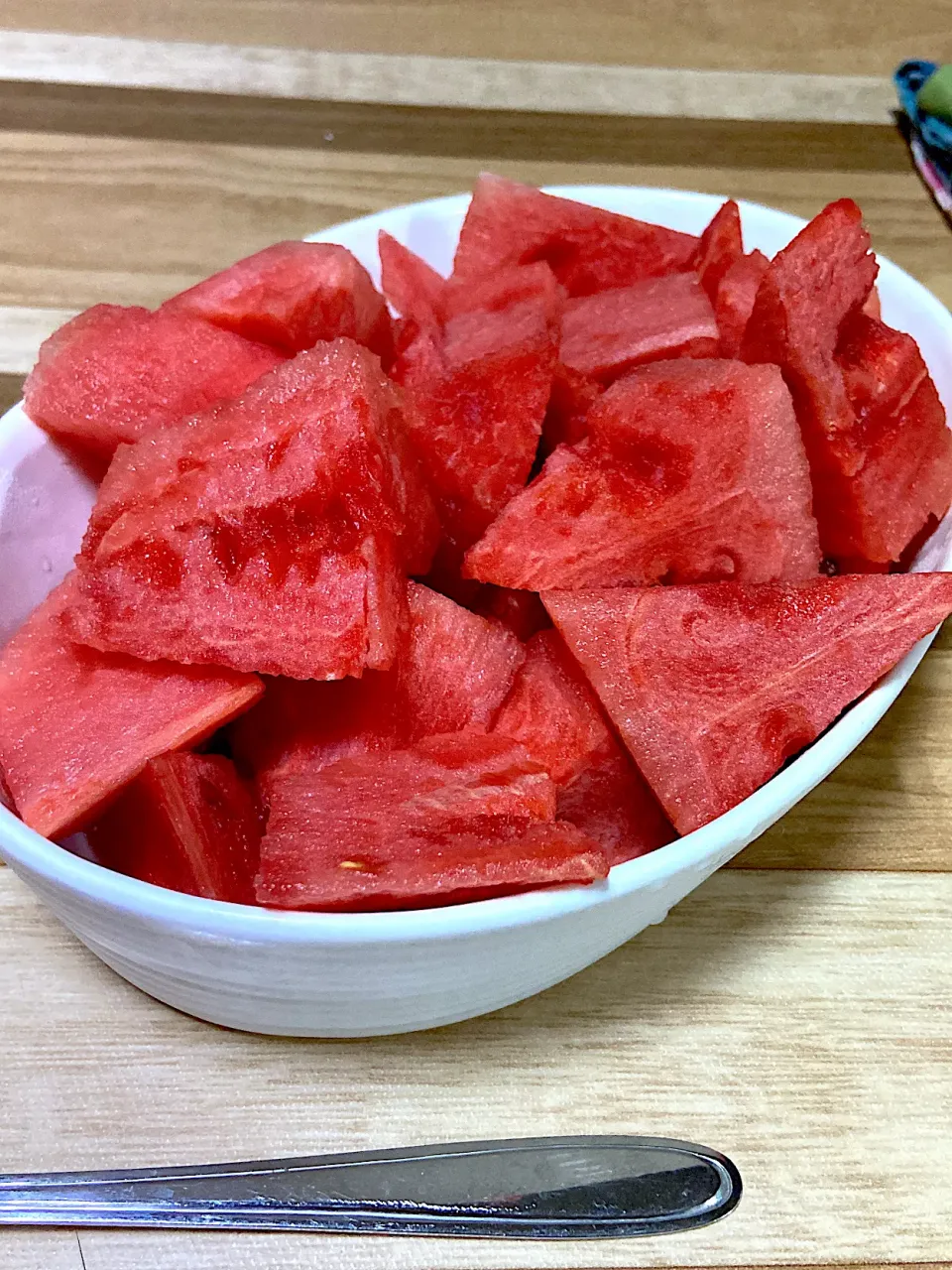 今日のデザート。真っ赤なスイカ🍉実家の畑で、自分で選んできました。先週は真っ白だったの🥲|renharuruさん