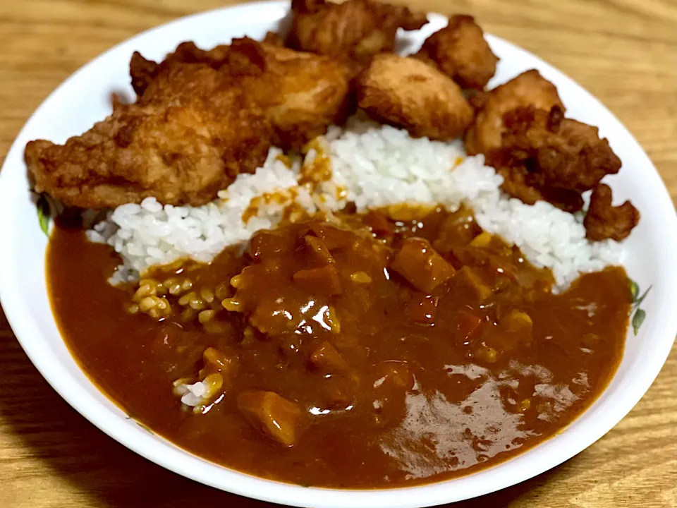 Snapdishの料理写真:☆唐揚げカレーライス|まぁたんさん