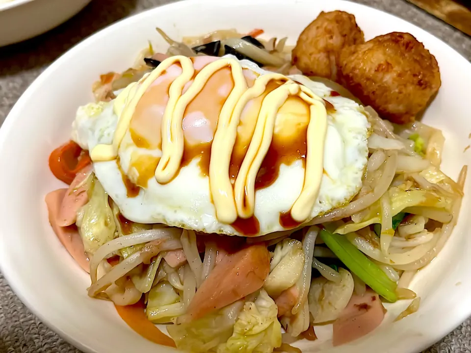 焼きうどん目玉乗せ😊|ちゃびきゅさん