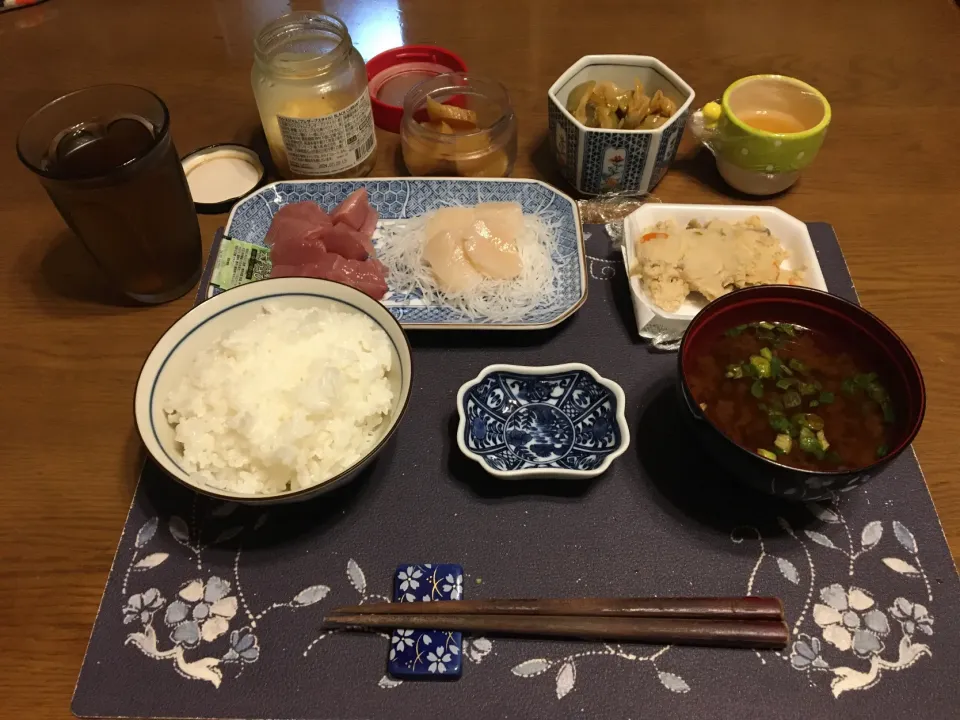 きはだまぐろのぶつ切り、生ホタテ貝柱刺身、卯の花のお惣菜、ザーサイのお惣菜、味噌汁(夕飯)|enarinさん