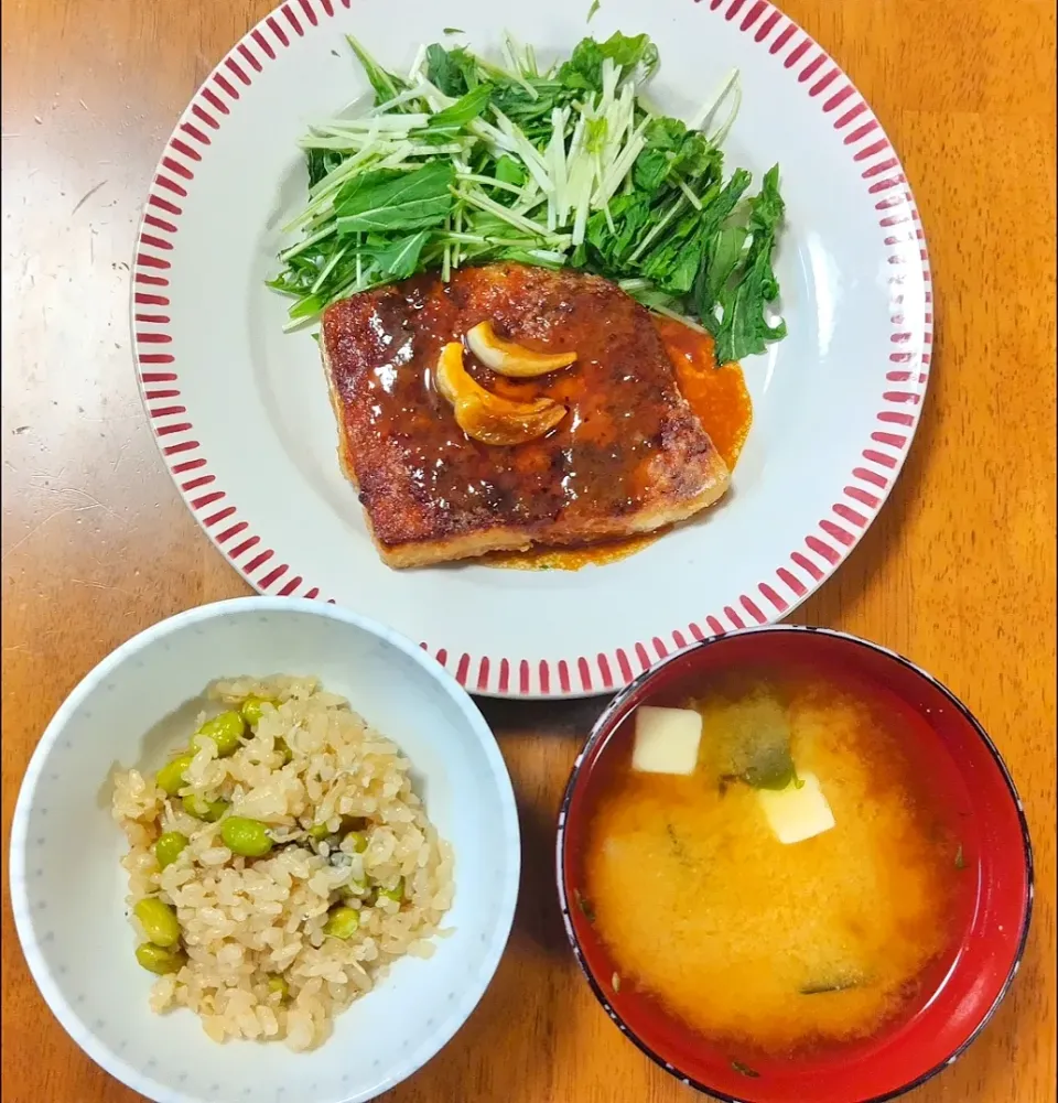 2023 0903　しらすと枝豆と梅干の炊き込みご飯　めかじきステーキ　水菜サラダ　豆腐とわかめのお味噌汁|いもこ。さん