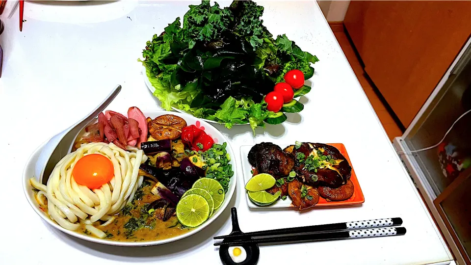 グリーンカレーうどん、大盛りサラダ🥗、椎茸バター🍄🧈|マニラ男さん