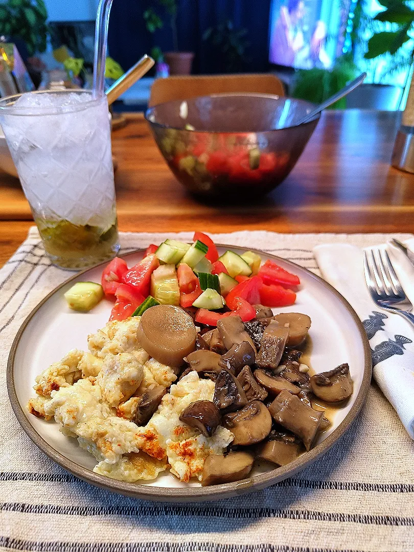 Mushrooms and scrambled eggs with salad|Vera Andrianova Forwerkさん