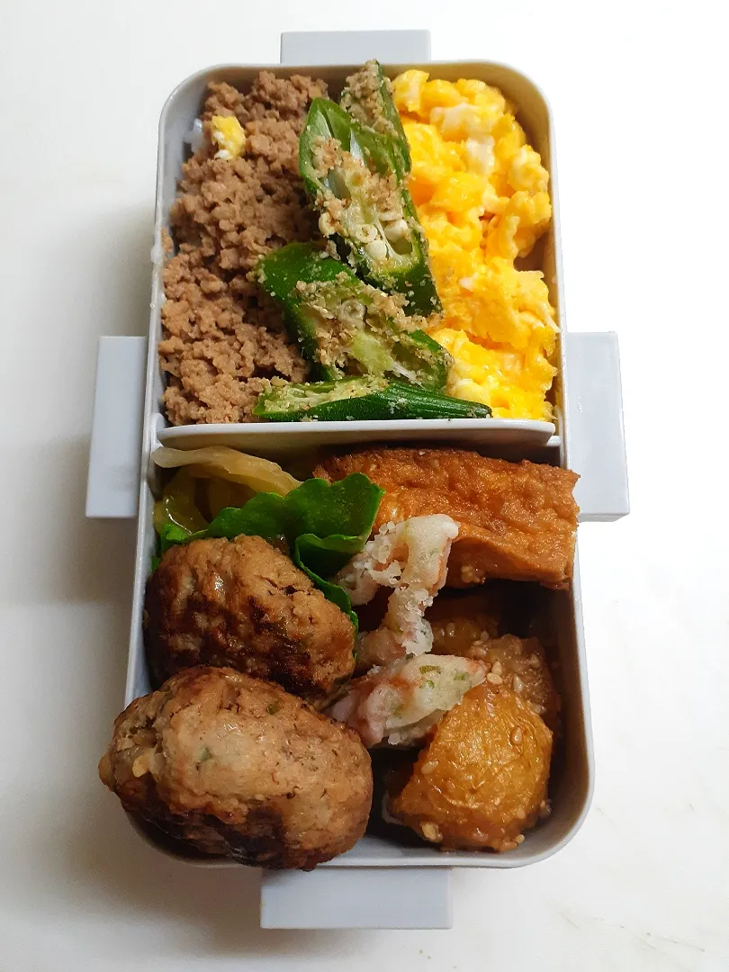 Snapdishの料理写真:☆中学生弁当☆三色ごはん、厚揚げキャベツ煮浸し、ジャガイモ甘辛、竹輪磯揚げ、シソバーグ|ｼｮｺﾗさん