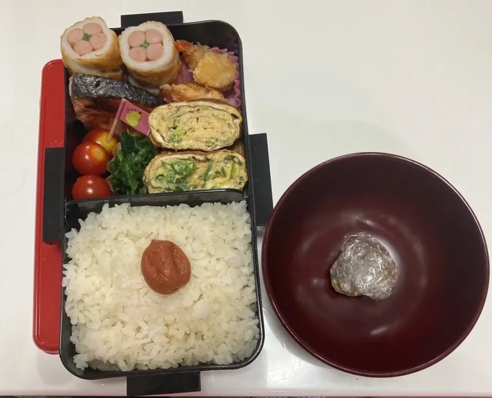 Snapdishの料理写真:パパ弁☆鮭☆花ちくわ☆エビフライ☆葱入り卵焼き☆ほうれん草のお浸し☆プチトマト☆みそ玉|Saharaさん