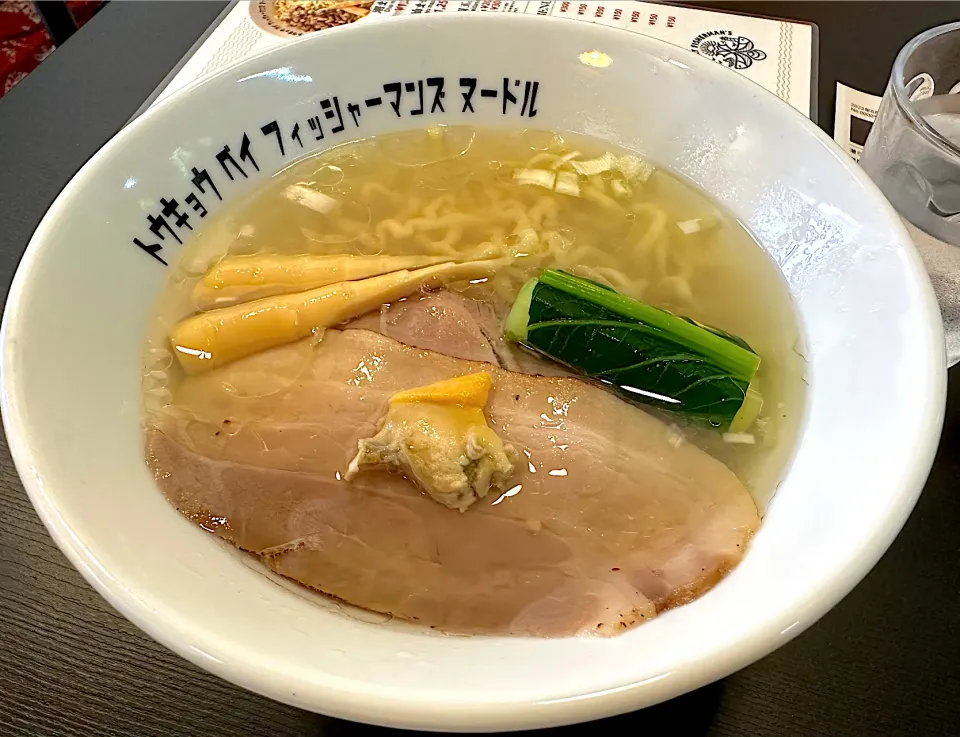 潮らーめん🍜@トウキョウベイフィッシャーマンズヌードル葉山　¥1,100  スープはホンビノス貝メインの出汁。麺はちぢれ系。かなり好みの味で美味しかった〜🙏|BUBUさん