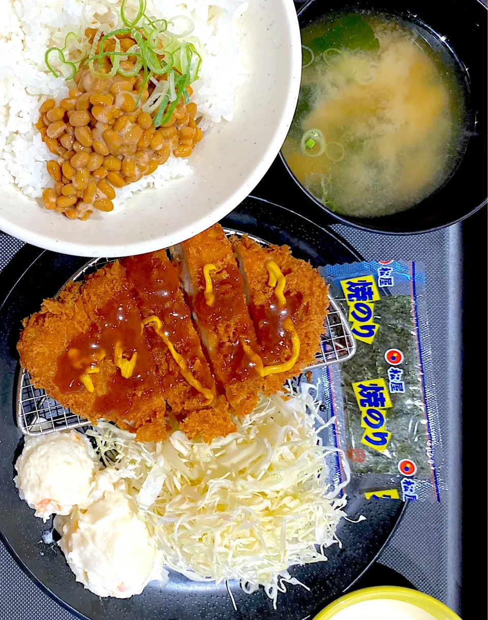 Snapdishの料理写真:得朝ロースカツ定食 490円|すくらんぶるえっぐさん