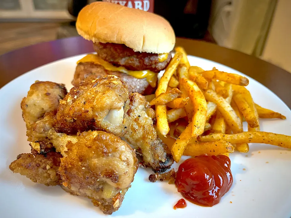 Cheeseburger, chicken wonks and French fries…an American barbecue|Laki Maikaʻiさん