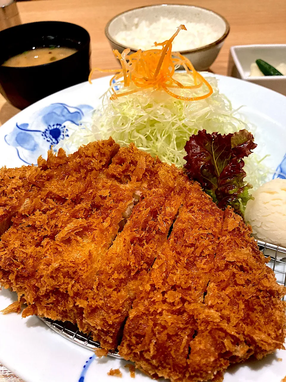 とん匠の厚切りロースカツ定食。|ツンコロさん