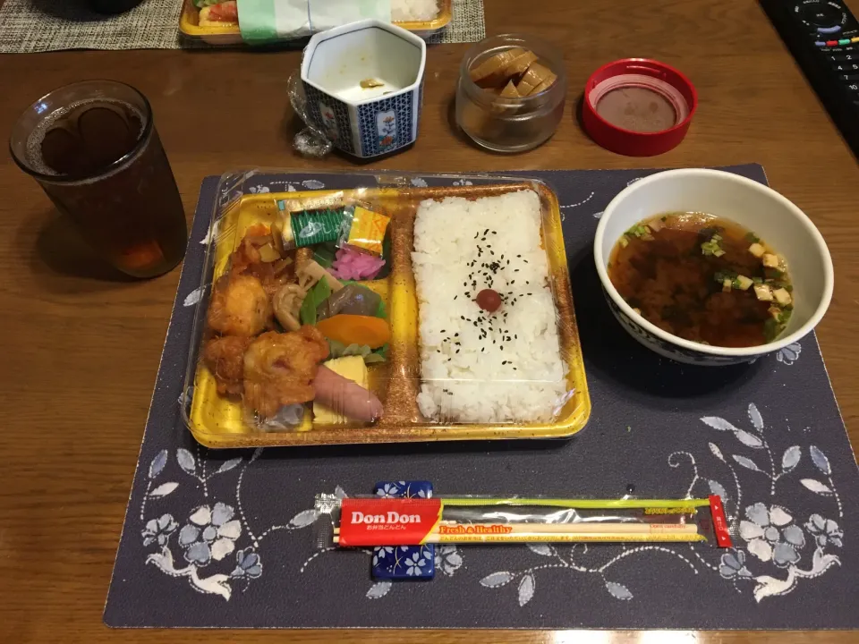 から揚げ幕の内弁当(どんどん弁当)、ザーサイのお惣菜、沢庵、生タイプ即席味噌汁(昼飯)|enarinさん