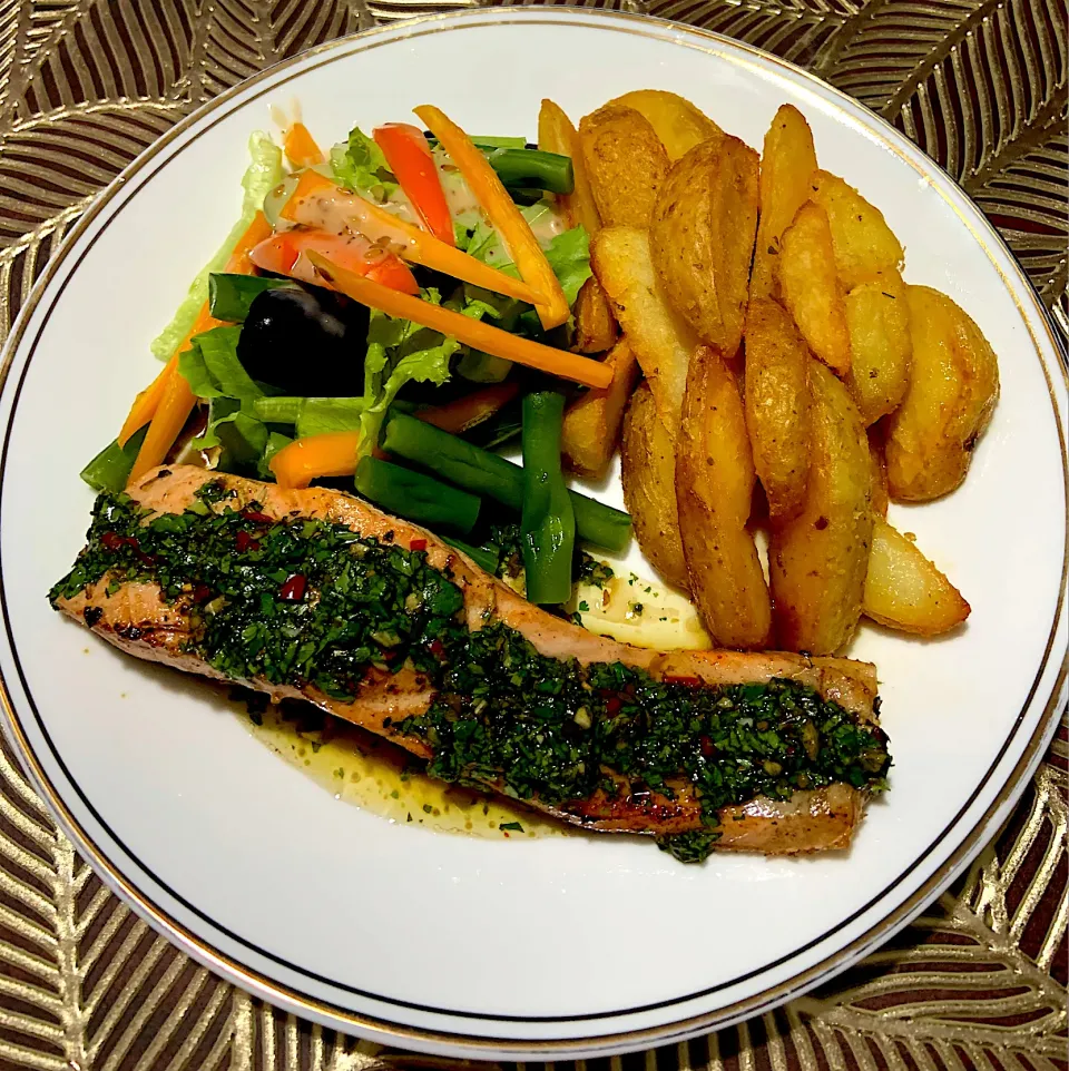 Salmon with Chimichurri Sauce, potato and salad|Ahnneさん