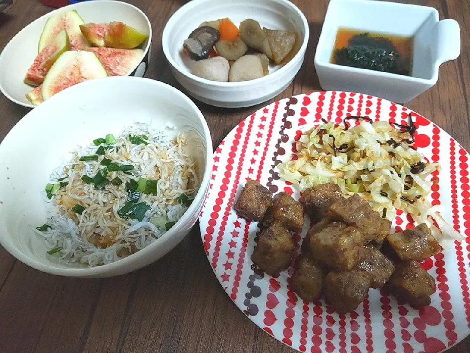 サイコロステーキ
根菜の煮物
海ぶどう
しらす丼
キャベツの塩昆布和え
無花果|尚さん