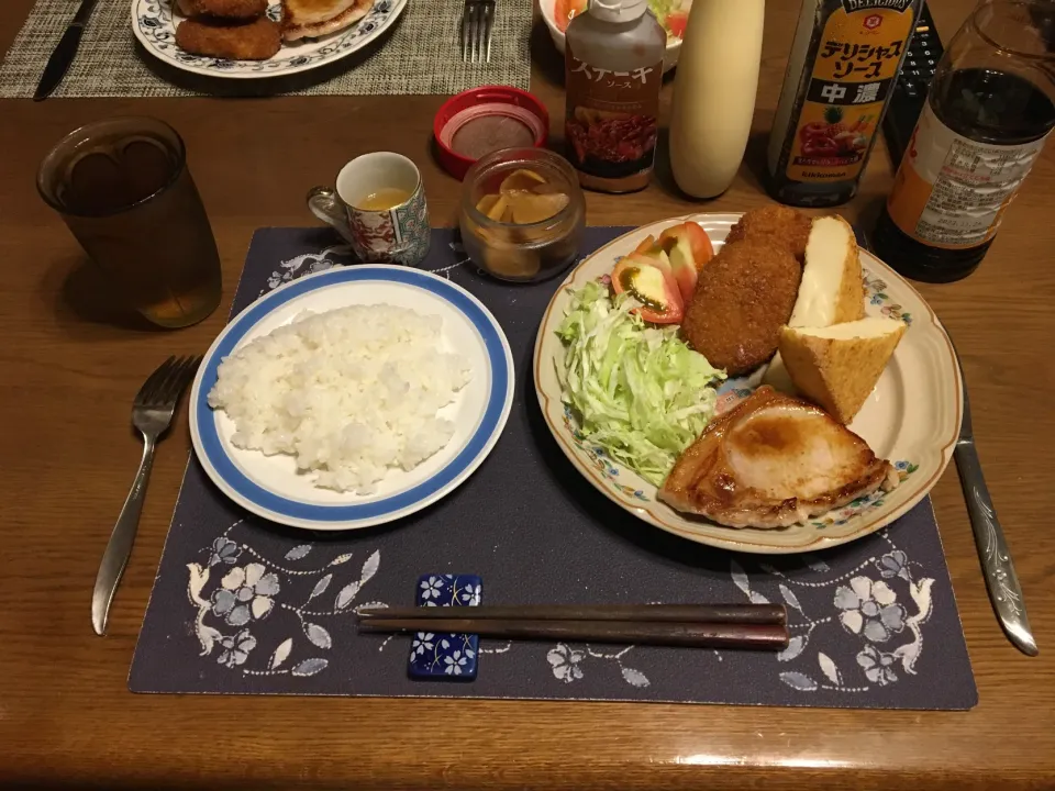 ポークソテー、揚げ焼きコロッケ、フライパン焼きの絹厚揚げ、サラダ(夕飯)|enarinさん