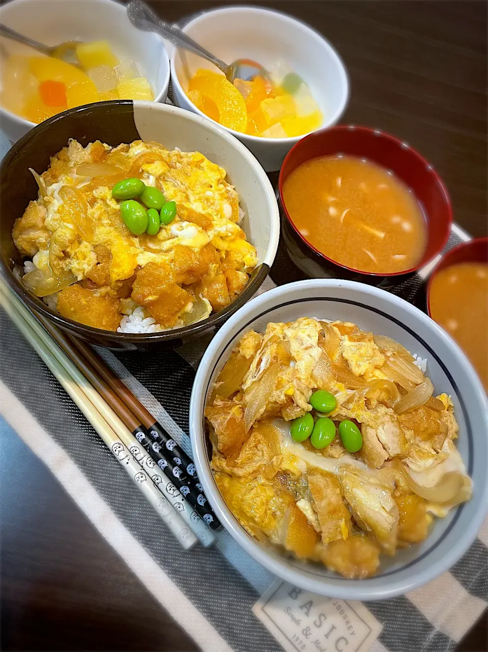 チーズ入りナゲットの変わり親子丼と納豆汁🥚|うららさん