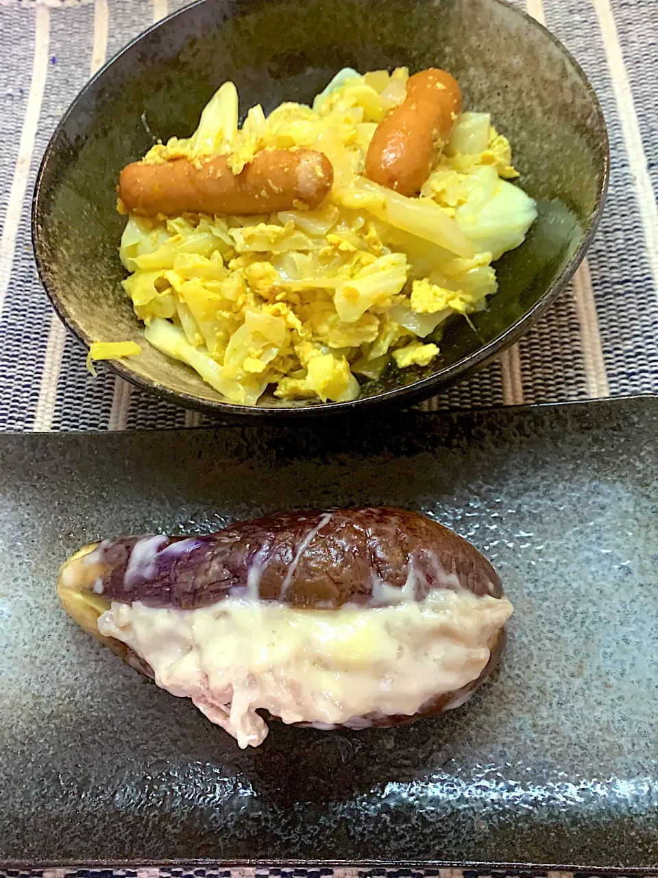 Snapdishの料理写真:キャベツと卵とソーセージのカレーマヨ炒め、茄子と豚バラのチーズ挟み焼き|ルナピーボールさん