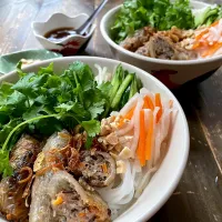Bún chả giò 🇻🇳 揚げ春巻き乗せ米麺野菜たっぷり