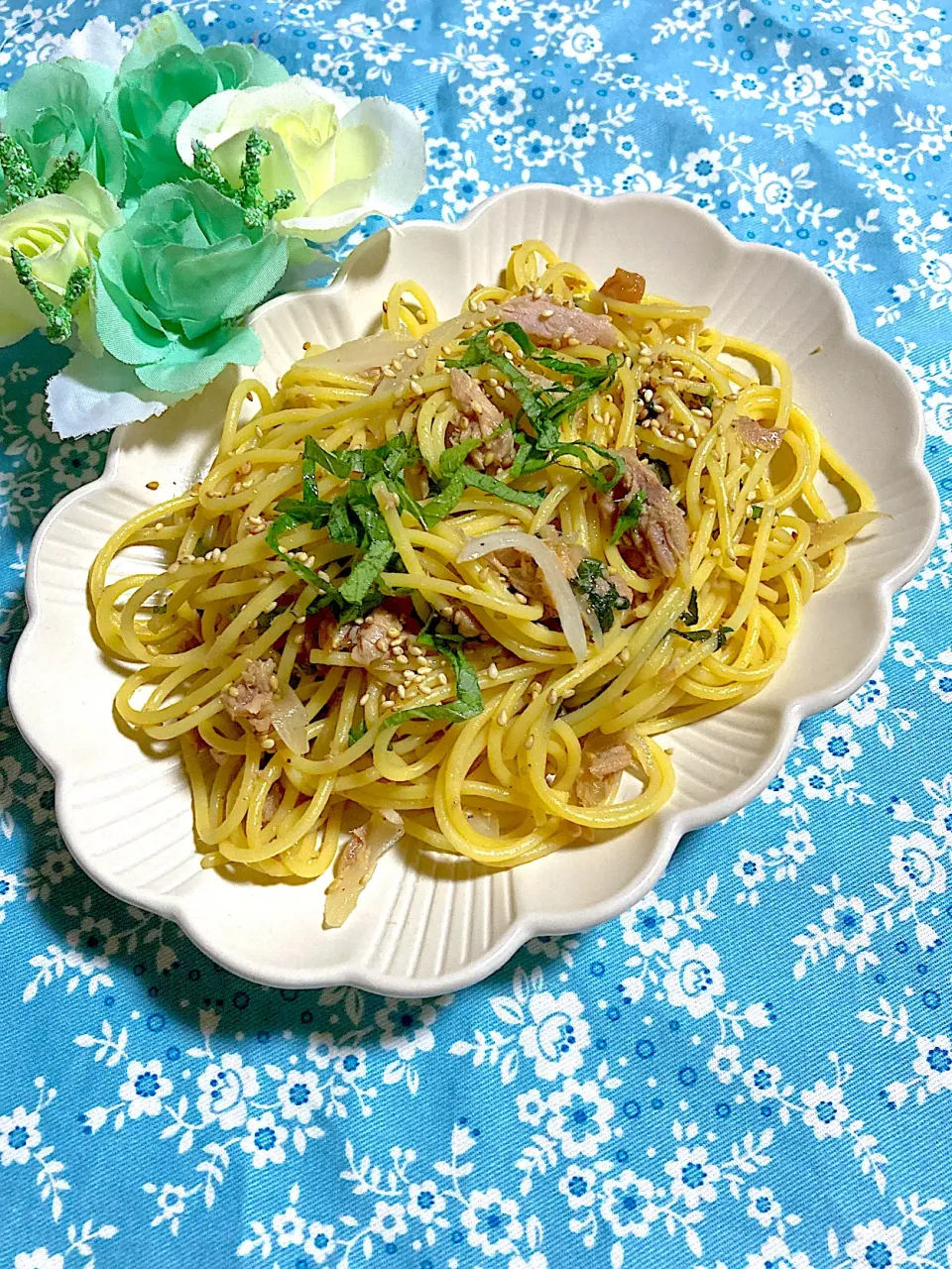 Snapdishの料理写真:ツナと梅の和風パスタ🌻|ringonamaさん